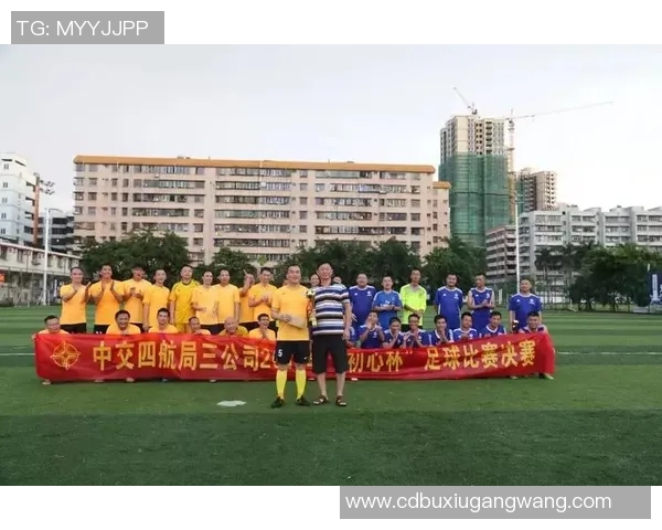 足球球星亲笔签名惊喜开包见证收藏价值与热血激情