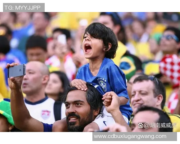 足球球星携美丽女友甜蜜亮相引发球迷热议