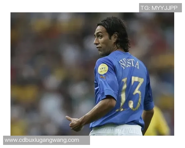 身穿蓝色球服的足球巨星是谁 他在赛场上的表现让人热血沸腾